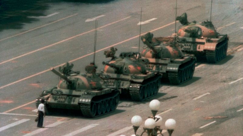 Ein chinesischer Mann stellt sich auf dem Changan Blvd. am Tian'anmen, dem Platz des Himmlischen Friedens, einem Konvoi von Panzern entgegen.