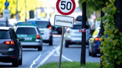 Zahlreiche Autos fahren im Berufsverkehr über den Mittleren Ring in München. Ein Jahr nach dem Stickstoffdioxid-Urteil des Europäischen Gerichtshofs gegen Deutschland ziehen Umweltministerium und Deutsche Umwelthilfe ganz unterschiedlich Bilanz.