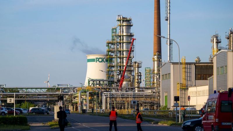Die PCK-Raffinerie GmbH, die nach Angaben der Landesregierung rund 1200 Beschäftigte hat, verarbeitet russisches Öl aus der Druschba-Pipeline, die in Schwedt/Oder endet.