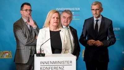 Bundesinnenministerin Nancy Faeser hat in Würzburg mit ihren Amtskollegen aus den Ländern (im Hintergrund v.l. Reinhold Jost (Saarland), Herbert Reul (NRW) und Armin Schuster (Sachsen)).
