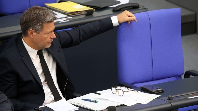 Bundeswirtschaftsminister Robert Habeck (Bündnis90/Grüne) verfolgt im Bundestag die Debatte über den Etat seines Ministeriums.