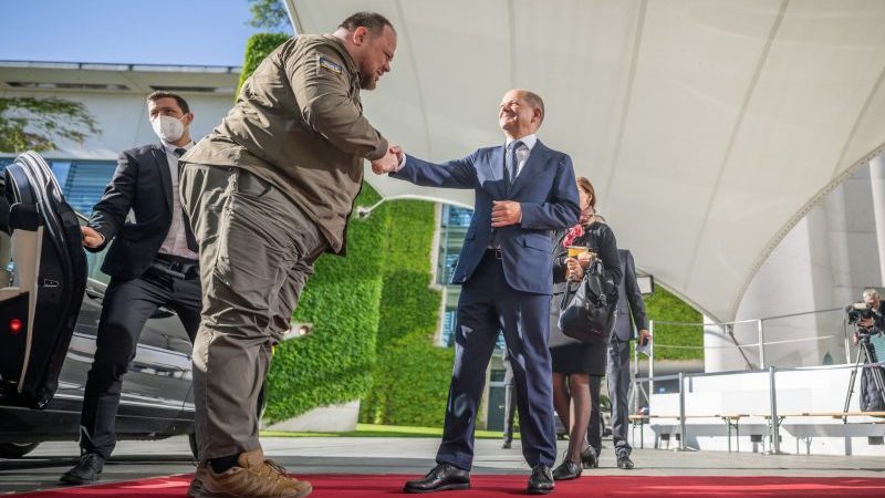 Der ukrainische Parlamentspräsident Ruslan Stefantschuk ist zu Gast in Berlin. Neben ihm sieht Kanzler Olaf Scholz ziemlich klein aus.
