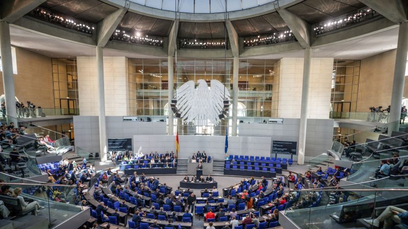Der Bundestag hat mit großer Mehrheit den neuen Haushalt beschlossen. Bei der Opposition stieß das Zahlenwerk allerdings auf Kritik.