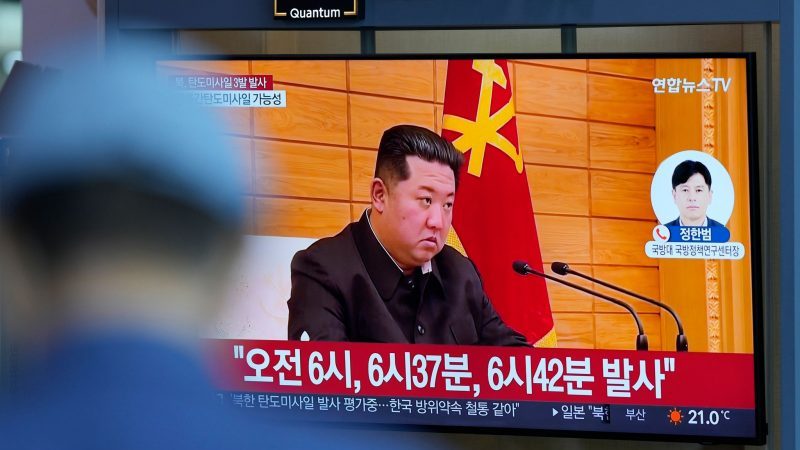 Ein Fernsehbildschirm in einem Bahnhof in Seoul zeigt eine Nachrichtensendung über nordkoreanische Raketenstarts.