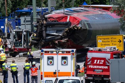 Nach Zugunglück mit fünf Toten gehen Aufräumarbeiten weiter