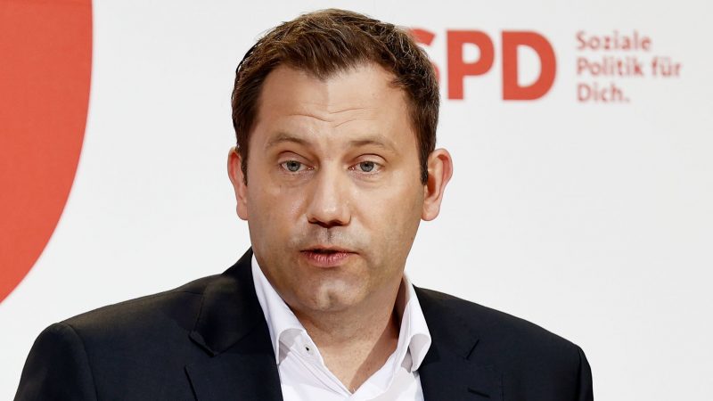 SPD-Chef Lars Klingbeil will vor allem die Mineralölkonzerne als Krisen- und Kriegsgewinner besteuern.