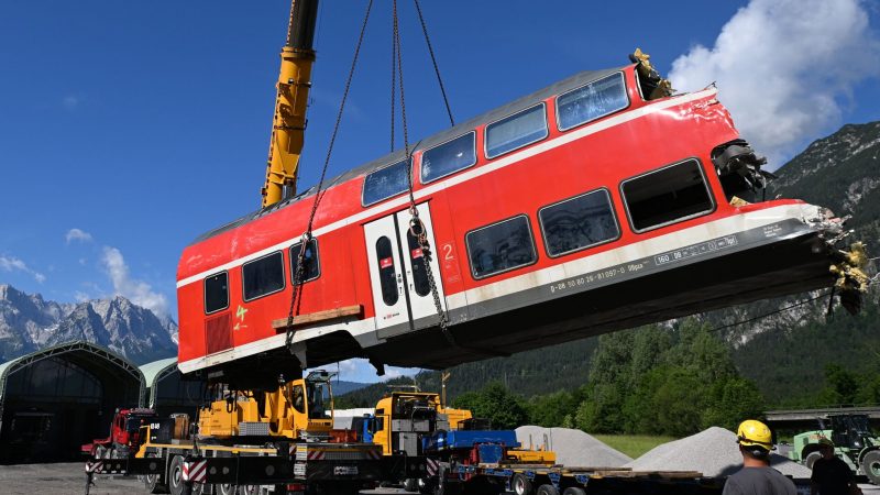 Drei Tage nach dem Zugunglück von Garmisch-Partenkirchen gehen die Aufräumarbeiten voran. Ein auseinandergeschnittenes Waggonteil wird von einem Laster gehoben.