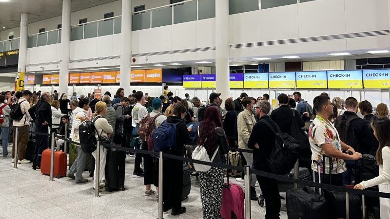 Passagiere stehen in Warteschlangen am Flughafen Gatwick im South Terminal. Mehr als 150 britische Flüge wurden gestrichen.