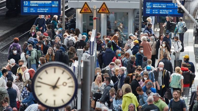 Zahlreiche Reisende stehen auf dem Bahnsteig am Gleis 13 und 14 am Hamburger Hauptbahnhof. Reger Reiseverkehr hat am Pfingstmontag erneut für volle Züge in Schleswig-Holstein und Hamburg gesorgt.