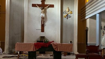 „Barbarisch“: Bewaffneter Angriff auf katholische Kirche – Dutzende Tote