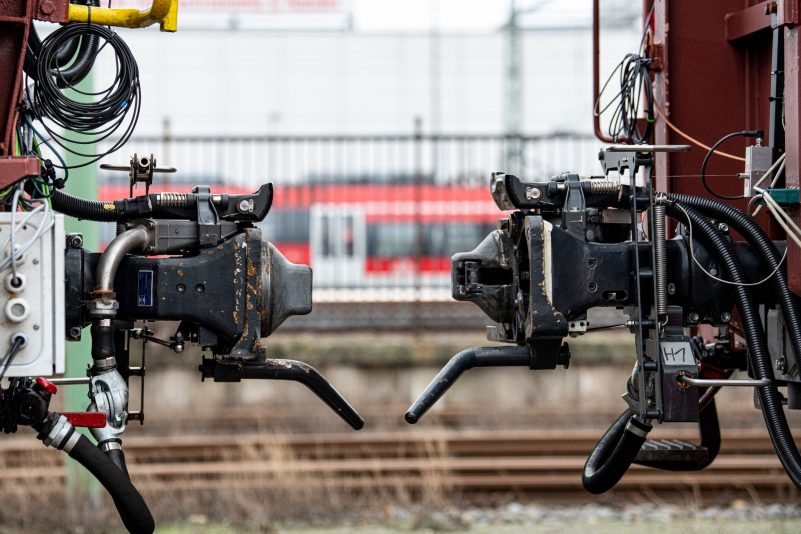 Eine automatische Kupplung für Güterzüge soll es ermöglichen, den Güterverkehr auf der Schiene schneller und günstiger zu machen. Momentan werden Güterwaggons in Europa allerdings immer noch per Hand aneinander gekuppelt.