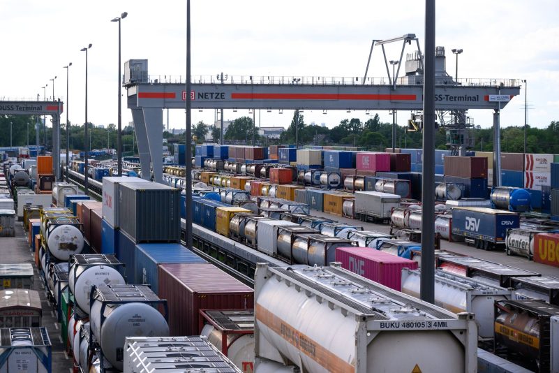 Die deutsche Industrie bekommt weniger Aufträge.