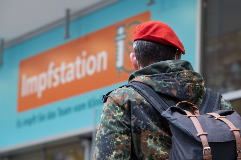 Zwei Offiziere wehren sich dagegen, dass die Corona-Impfung für Soldatinnen und Soldaten verbindlich sind.