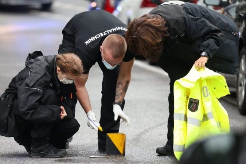 Kriminaltechniker untersuchen einen Tatort, an dem die Polizei einen bewaffneten Mann angeschossen hat.