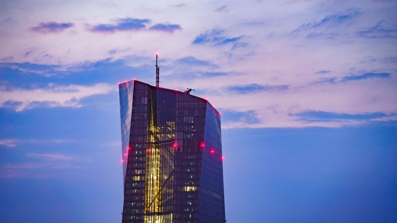 Die Zentrale der Europäischen Zentralbank (EZB) im frühen Morgenlicht.