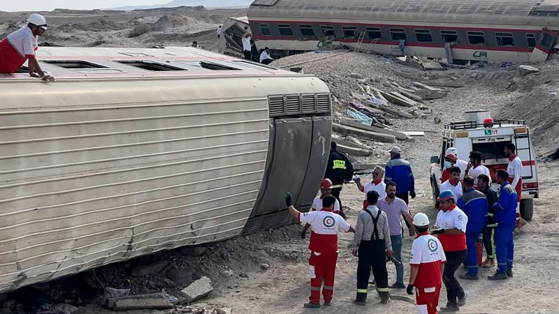 Rettungskräfte im Einsatz an dem entgleisten Zug im Iran nahe der Stadt Tabas.