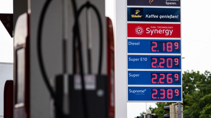 Maßnahme gegen die Preisspirale: Seit dem 1. Juni gilt eine abgesenkte Energiesteuer - der sogenannte Tankrabatt greift vorerst bis August.
