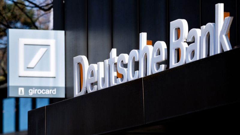 Bei der Deutschen Bank soll es künftig an vielen Filialen kein Bargeld mehr geben.
