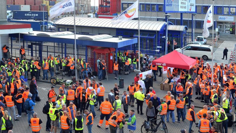 Etwa 1000 Beschäftigte protestierten am Abend vor dem Werktor in Bremerhaven. Die Gewerkschaft Verdi hatte zu einem mehrstündigen Warnstreik aufgerufen.