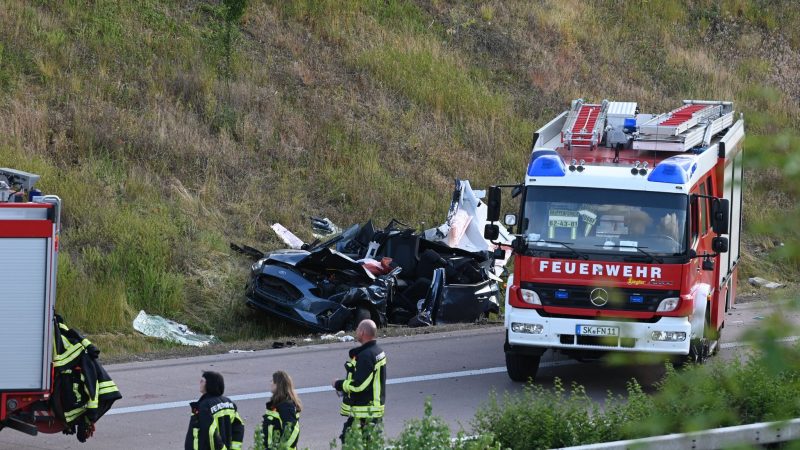 Einsatzkräfte der Feuerwehr an der Unfallstelle auf der Autobahn 14 bei Halle.