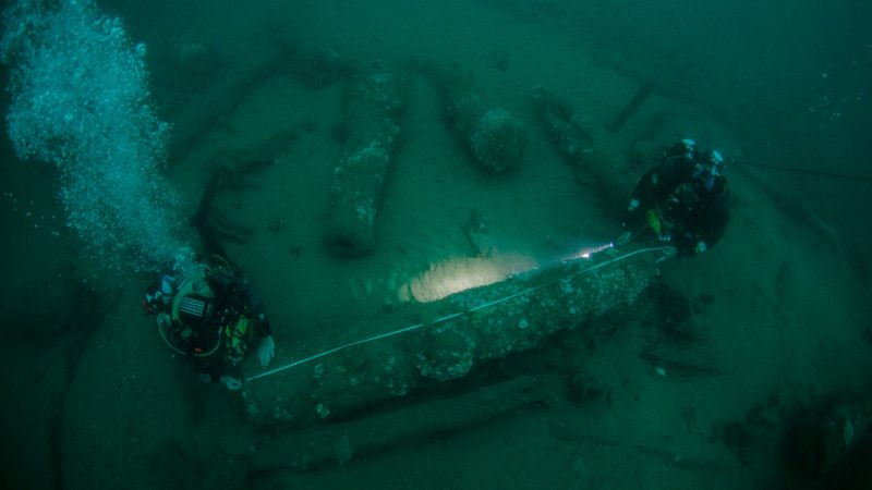 Taucher haben vor der englischen Nordseeküste ein legendäres Schiffswrack aus dem 17. Jahrhundert entdeckt.