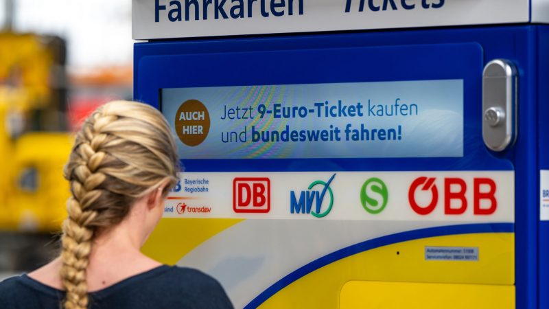 Mit dem 9-Euro-Ticket können Reisende einen Monat lang Regionalzugverbindungen und den öffentlichen Nahverkehr deutschlandweit nutzen.
