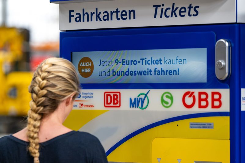 Mit dem 9-Euro-Ticket können Reisende einen Monat lang Regionalzugverbindungen und den öffentlichen Nahverkehr deutschlandweit nutzen.