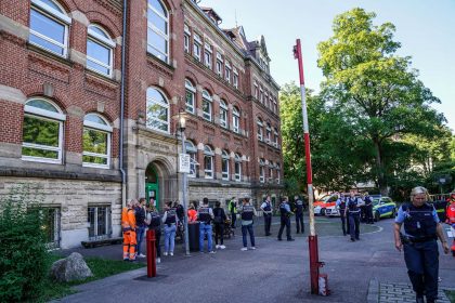 Täter verletzt Frau und Kind an Grundschule und flieht