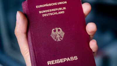 Nach einer Einbürgerung kann auch ein deutscher Reisepass ausgestellt werden.