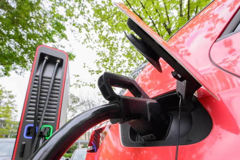 2030 sollen einer Studie der Unternehmensberatung Boston Consulting Group zufolge zwei Drittel der verkauften Autos einen Elektriantrieb haben.