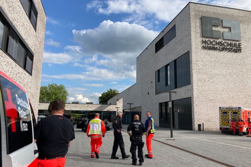 Einsatzkräfte der Polizei auf dem Gelände der Hochschule Hamm-Lippstadt.