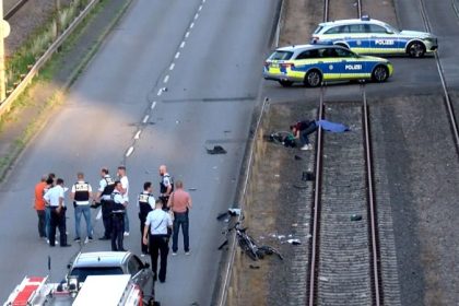 Mann tötet erst Vater und fährt anschließend in Radfahrer-Gruppe