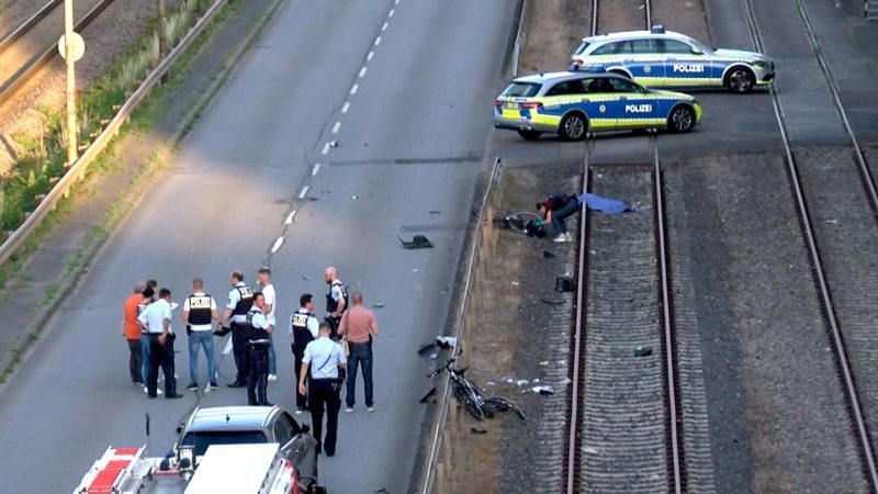 Einsatzkräfte der Polizei untersuchen den Tatort auf der Rhenaniastraße.