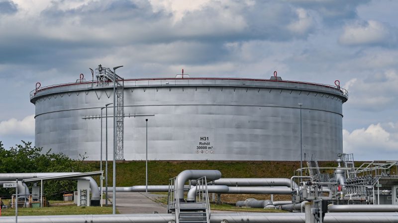 Ein Tanklager für Rohöl der PCK-Raffinerie GmbH in Schwedt.