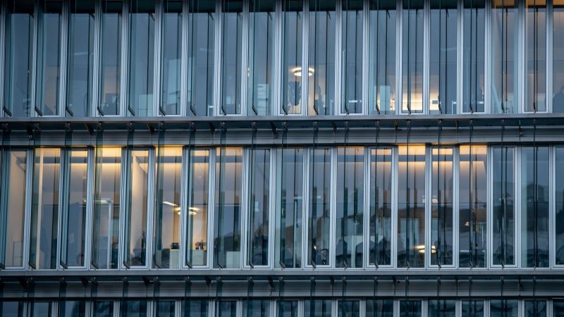 Nur wenige Büros scheinen in einem Bürogebäude in Berlin Mitte besetzt.