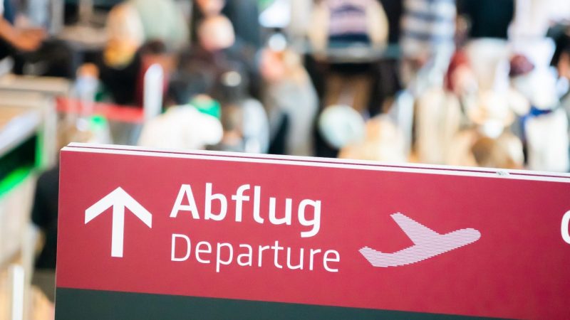 Menschen stehen am Flughafen Berlin Brandenburg (BER) «Willy Brandt» an der Sicherheitskontrolle Schlange.