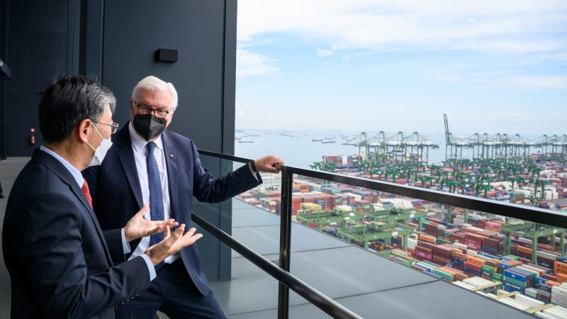 Bundespräsident Frank-Walter Steinmeier (r) und Tan Chong Meng, Vorstandsvorsitzender des Hafenbetreiber PSA, schauen sich auf einer Terrasse der Firmenzentrale der Port of Singapore Authority (PSA) den Hafen von Singapur an.