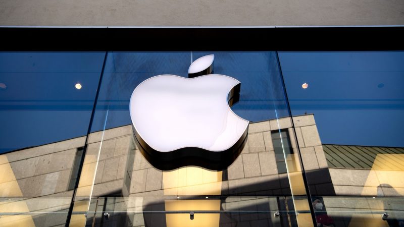 Das Logo des Technologieunternehmens Apple ist am Apple Store in der Innenstadt zu sehen.