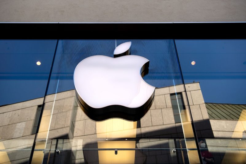 Das Logo des Technologieunternehmens Apple ist am Apple Store in der Innenstadt zu sehen.