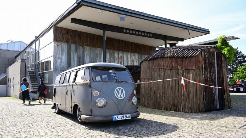 Ein alter VW-Bus und ein Tunnel aus Wellblech markieren den Eingang zur documenta-Halle.