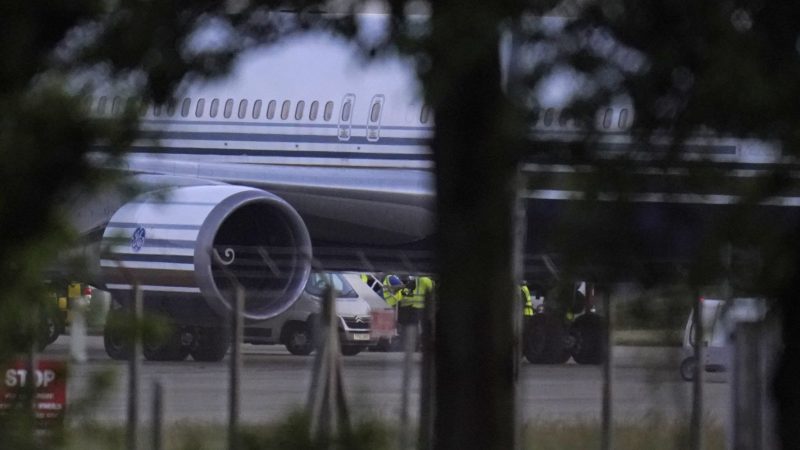 Bei dieser Boeing 767 soll es sich um die Maschine handeln, welche Asylsuchende von Großbritannien nach Ruanda bringen sollte.