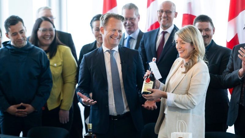 Jeppe Kofod (M), Außenminister von Dänemark, und Mélanie Joly (r), Außenministerin von Kanada.