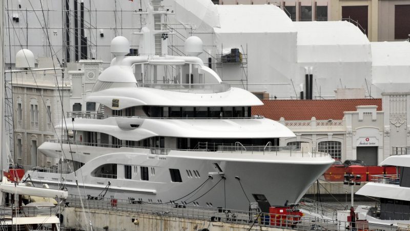 Die russische Megajacht «Valerie» liegt im Hafen von Barcelona: Spanien hat im Zusammenhang mit den EU-Sanktionen gegen russische Oligarchen die Luxus-Jacht festgesetzt.