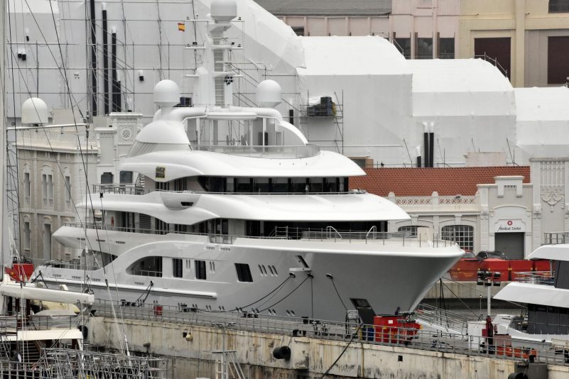Die russische Megajacht «Valerie» liegt im Hafen von Barcelona: Spanien hat im Zusammenhang mit den EU-Sanktionen gegen russische Oligarchen die Luxus-Jacht festgesetzt.