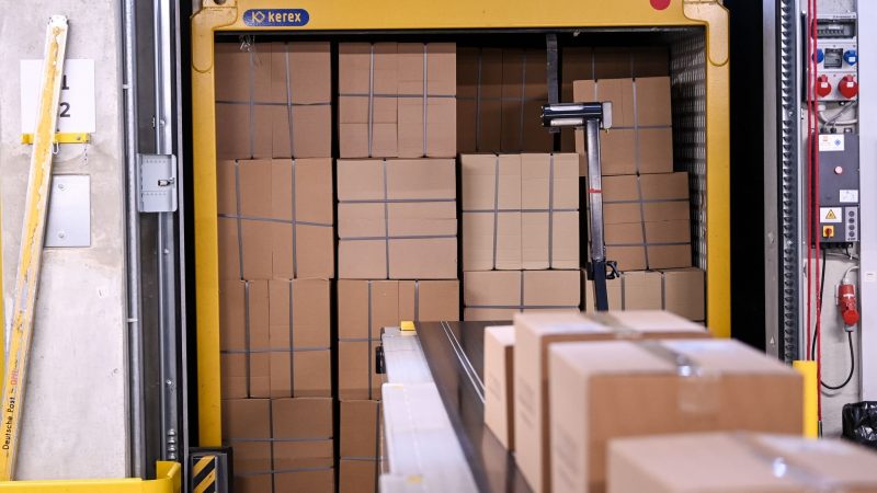 Pakete werden aus verschiedenen Lkw im Mega-Paketzentrum der Deutsche Post DHL Group angeliefert und zur Verteilung weitergeleitet. Der Paketboom in Deutschland hält an.