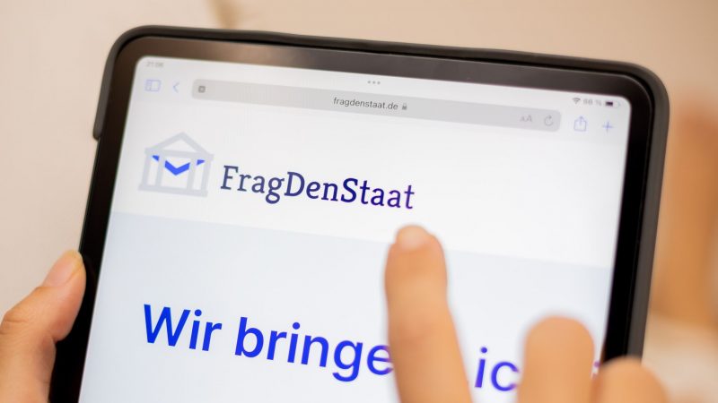 Eine Frau schaut sich auf einem Tabletcomputer das Portal «fragdenstaat.de» an.