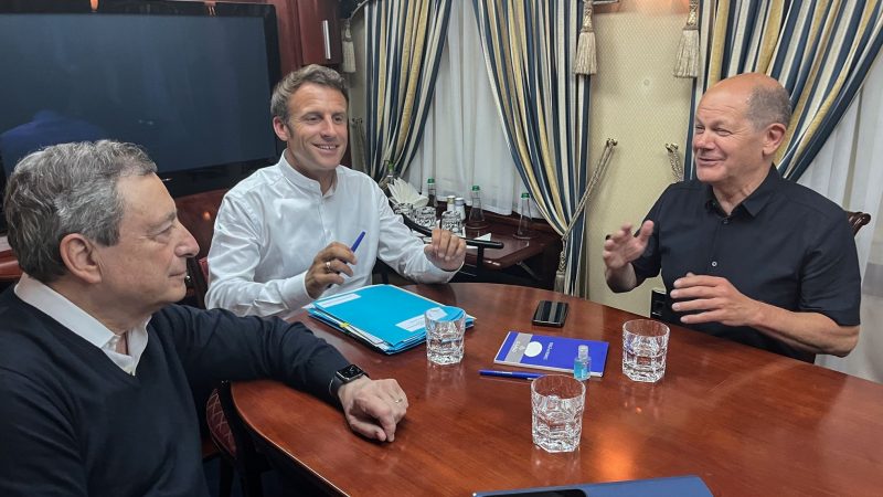 Italiens Ministerpräsident Mario Draghi (l-r), Frankreichs Präsident Emmanuel Macron und Bundeskanzler Olav Scholz (SPD) sitzen in einem Zug auf der Reise nach Kiew. Die drei Regierungschefs sind am Morgen in dem Land, das sich im Krieg mit Russland befindet, angekommen.