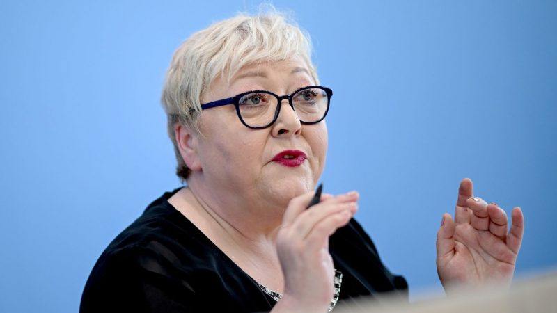 Evelyn Zupke, SED-Opferbeauftragte des Bundestags, stellt ihren Jahresbericht vor. Sie fordert weitere Entschädigung für Zwangsarbeiter und Zwangsarbeiterinnen in der DDR.