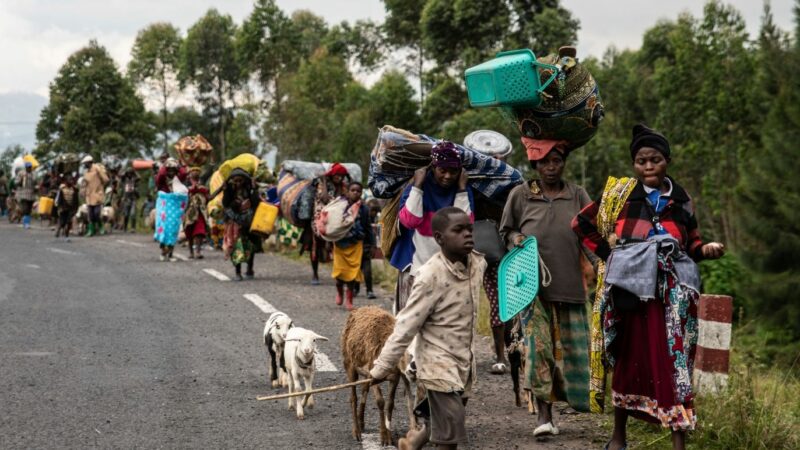 Menschen in Kibumba in der Demokratischen Republik Konglo fliehen Ende Mai vor Kämpfen zwischen kongolesischen Streitkräften und Rebellen in das benachbarte Uganda.
