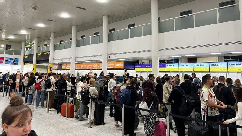 Passagiere stehen in Warteschlangen am Flughafen Gatwick im South Terminal.